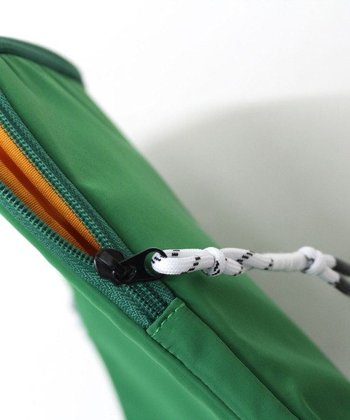 RNA（アールエヌエー）の「E4844 Ｗ　ＺＩＰスリーブケース（クラッチバッグ・レディース・ホワイト/ブラック/グリーン・FREE）」の6枚目の写真