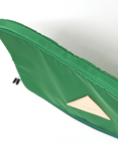 RNA（アールエヌエー）の「E4844 Ｗ　ＺＩＰスリーブケース（クラッチバッグ・レディース・ホワイト/ブラック/グリーン・FREE）」の7枚目の写真