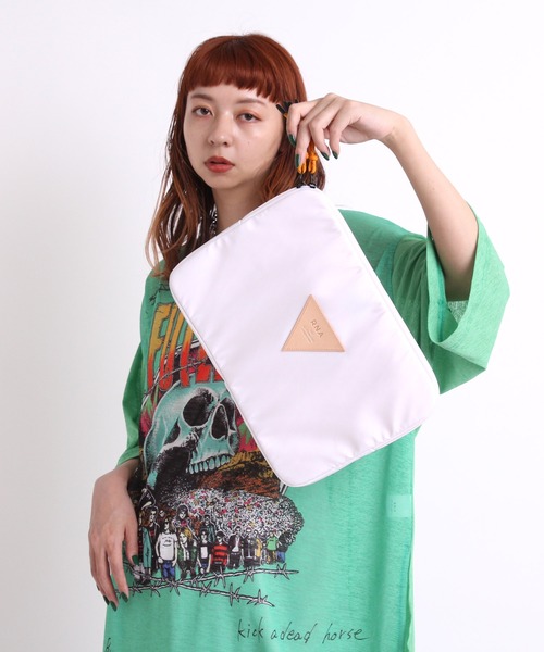 RNA（アールエヌエー）の「E4844 Ｗ　ＺＩＰスリーブケース（クラッチバッグ・レディース・ホワイト/ブラック/グリーン・FREE）」の16枚目の写真