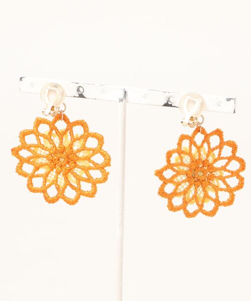 チチカカ（チチカカ）の「バイカラーフラワーレースイヤリング（イヤリング・レディース・オレンジ/ブルー・FREE）」の9枚目の写真