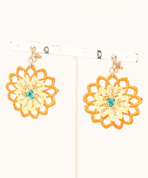 チチカカ（チチカカ）の「バイカラーフラワーレースイヤリング（イヤリング・レディース・オレンジ/ブルー・FREE）」の8枚目の写真