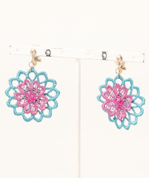 チチカカ（チチカカ）の「バイカラーフラワーレースイヤリング（イヤリング・レディース・オレンジ/ブルー・FREE）」の10枚目の写真