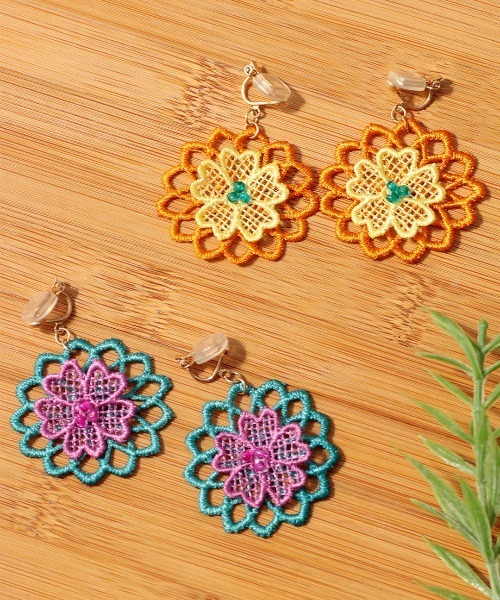 チチカカ（チチカカ）の「バイカラーフラワーレースイヤリング（イヤリング・レディース・オレンジ/ブルー・FREE）」の3枚目の写真
