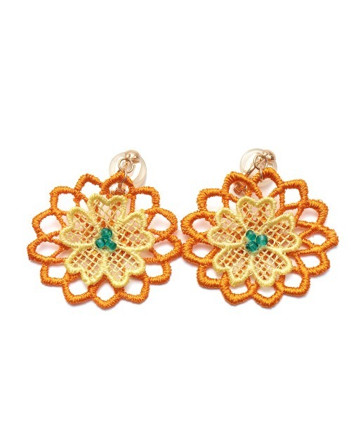 チチカカ（チチカカ）の「バイカラーフラワーレースイヤリング（イヤリング・レディース・オレンジ/ブルー・FREE）」の4枚目の写真