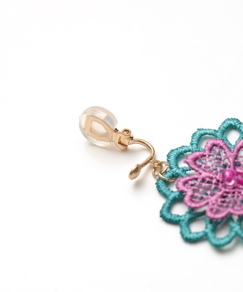 チチカカ（チチカカ）の「バイカラーフラワーレースイヤリング（イヤリング・レディース・オレンジ/ブルー・FREE）」の7枚目の写真