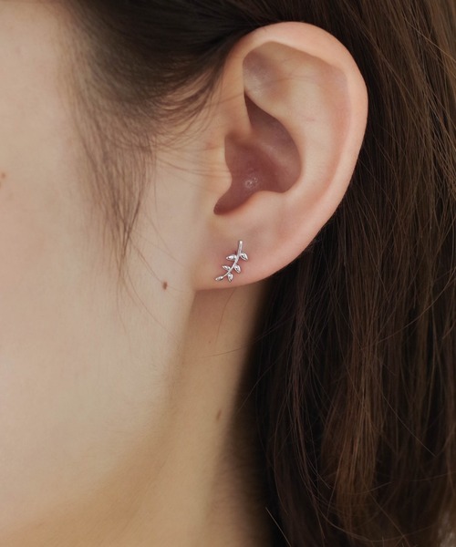 yu-ka（ユーカ）の「YU-KA : リーフモチーフミニピアス（ピアス（両耳用）・レディース・シルバー/ゴールド・FREE）」の3枚目の写真