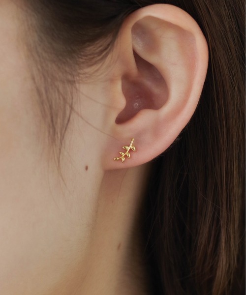 yu-ka（ユーカ）の「YU-KA : リーフモチーフミニピアス（ピアス（両耳用）・レディース・シルバー/ゴールド・FREE）」の4枚目の写真