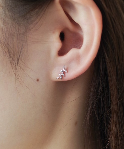 yu-ka（ユーカ）の「YU-KA : リーフモチーフミニピアス（ピアス（両耳用）・レディース・シルバー/ゴールド・FREE）」の6枚目の写真