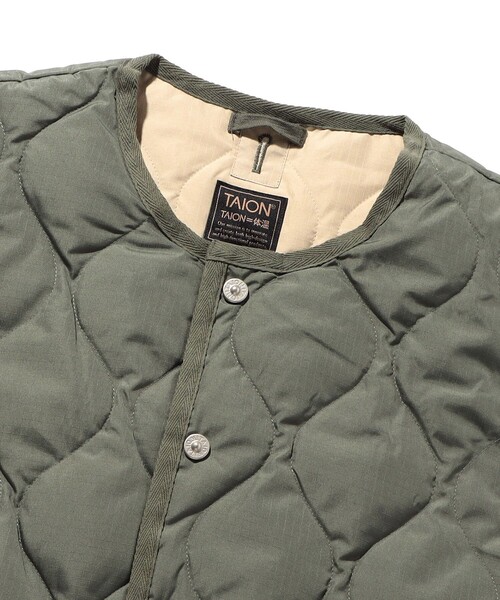 TAION(タイオン)の「WEB限定 TAION/タイオン ミリタリー クルーネック ダウンベスト/パッカブル(ダウンベスト・メンズ・ブラック/オリーブ・SMALL/MEDIUM/LARGE/X-LARGE)」の5枚目の写真