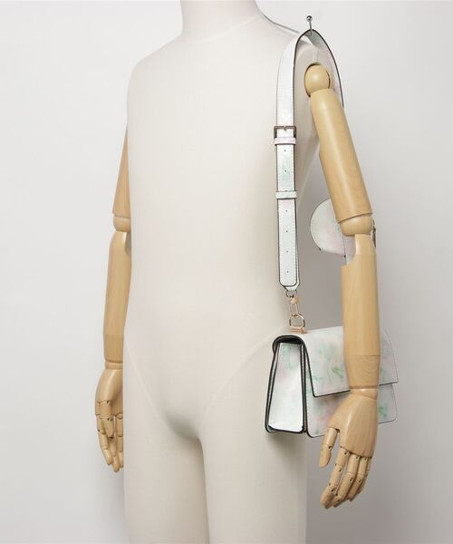 Guess（ゲス）の「ALEXIE Crossbody Flap（ショルダーバッグ・レディース・その他・ONE SIZE）」の15枚目の写真