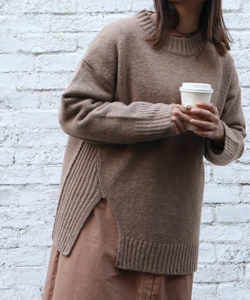 Brownie(ブラウニー)の「Brownie サイドリブスリットハイネックプルオーバー(ニット/セーター・レディース・レッド/キャメル/オフホワイト/チャコールグレー・FREE)」の8枚目の写真