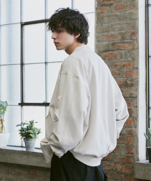 Alpinus(アルピナス)の「Loose Silhouette Stitch MA-1 Blouson / ルーズシルエット ステッチMA-1ブルゾン(MA-1・メンズ・アイボリー/ブラック・SMALL/MEDIUM)」の12枚目の写真