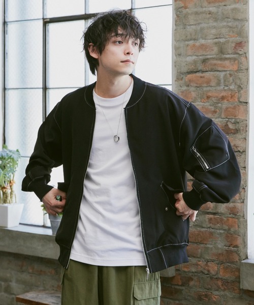 Alpinus(アルピナス)の「Loose Silhouette Stitch MA-1 Blouson / ルーズシルエット ステッチMA-1ブルゾン(MA-1・メンズ・アイボリー/ブラック・SMALL/MEDIUM)」の4枚目の写真