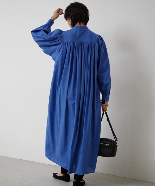 for/c(フォーシー)の「マオカラー袖ボリュームワンピース【サスティナブル】(ワンピース・レディース・ホワイト/ブルー・M/L)」の12枚目の写真