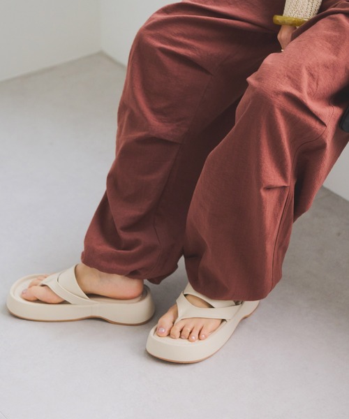 Crisp（クリスプ）の「プラットフォームトングサンダル（サンダル・レディース・ブラック/アイボリー・36/37/38）」の19枚目の写真