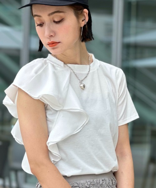 deux amour（ドゥーザムール）の「アシメショルダーフリルTシャツ  