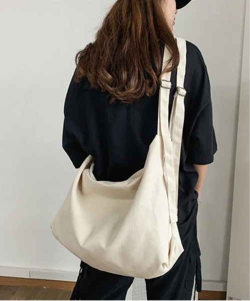 STYLE NUMBER(スタイルナンバー)の「【 STYLE NUMBER / スタイルナンバー 】 ビッグキャンバスショルダーバッグ(アジャスター付き)(ショルダーバッグ・メンズ・オフホワイト/カーキ/ブラック/オレンジ・FREE)」の8枚目の写真