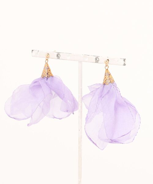 tone（トーン）の「【charme by pimo 】シフォン　オーガンジー　タッセル　ピアス(MA)（ピアス（両耳用）・レディース・グリーン/ターコイズブルー/ピンク/サーモンピンク/ピンク系その他/マスタード/イエロー/ブルー/ブラック/レッド/ホワイト/レッド系2/パープル・FREE）」の6枚目の写真