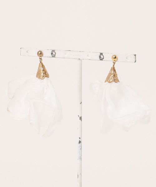 tone（トーン）の「【charme by pimo 】シフォン　オーガンジー　タッセル　ピアス(MA)（ピアス（両耳用）・レディース・グリーン/ターコイズブルー/ピンク/サーモンピンク/ピンク系その他/マスタード/イエロー/ブルー/ブラック/レッド/ホワイト/レッド系2/パープル・FREE）」の2枚目の写真