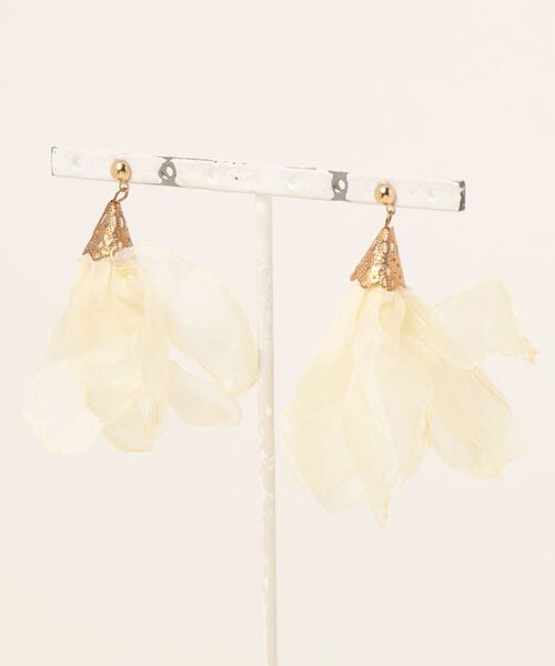 tone（トーン）の「【charme by pimo 】シフォン　オーガンジー　タッセル　ピアス(MA)（ピアス（両耳用）・レディース・グリーン/ターコイズブルー/ピンク/サーモンピンク/ピンク系その他/マスタード/イエロー/ブルー/ブラック/レッド/ホワイト/レッド系2/パープル・FREE）」の7枚目の写真