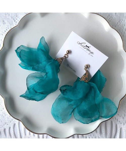 tone（トーン）の「【charme by pimo 】シフォン　オーガンジー　タッセル　ピアス(MA)（ピアス（両耳用）・レディース・グリーン/ターコイズブルー/ピンク/サーモンピンク/ピンク系その他/マスタード/イエロー/ブルー/ブラック/レッド/ホワイト/レッド系2/パープル・FREE）」の4枚目の写真