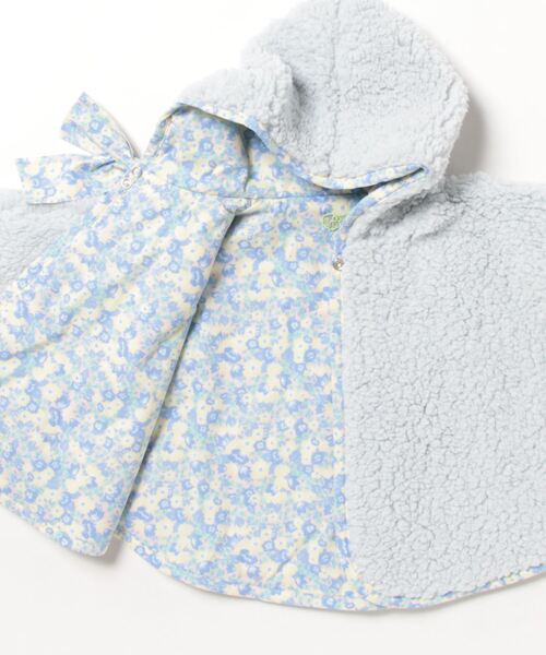 fafa(フェフェ)の「LYOV | ポンチョ(ポンチョ・キッズ・ベージュ/ブルー・MEDIUM/SMALL)」の4枚目の写真