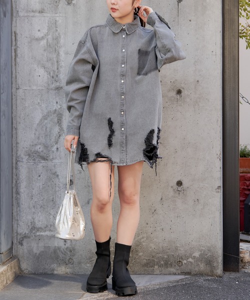 Chico（チコ）の「【2024SS】ルーズダメージデニムシャツ（シャツ/ブラウス・レディース・スカイブルー/ブルー/グレー・FREE）」の10枚目の写真