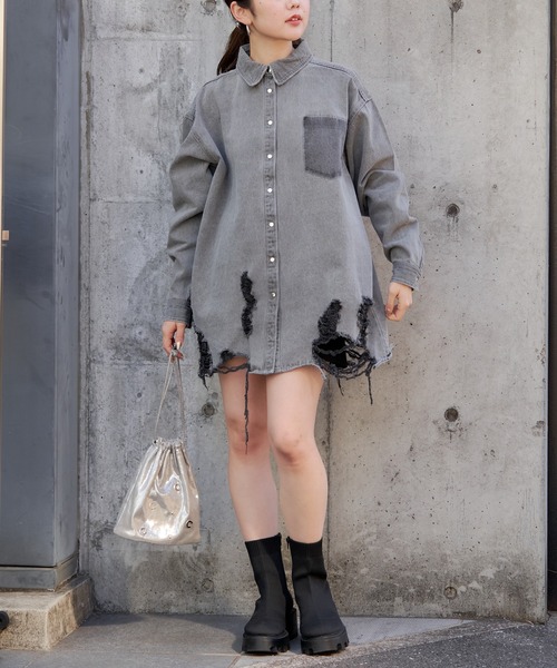 Chico（チコ）の「【2024SS】ルーズダメージデニムシャツ（シャツ/ブラウス・レディース・スカイブルー/ブルー/グレー・FREE）」の4枚目の写真