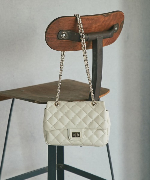 La boutique BonBon（ラブティックボンボン）の「チェーンキルティングシープレザーバッグ（ショルダーバッグ・レディース・ブラック/ホワイト・FREE）」の2枚目の写真