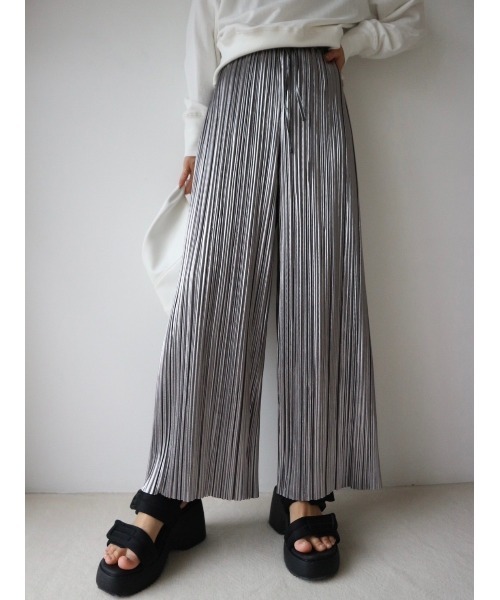 TRUNC（トランクエイティーエイト）の「Pleated Foil Pants（その他パンツ・レディース・シルバー/チャコールグレー・FREE）」の2枚目の写真