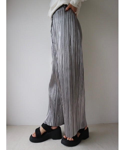 TRUNC（トランクエイティーエイト）の「Pleated Foil Pants（その他パンツ・レディース・シルバー/チャコールグレー・FREE）」の8枚目の写真