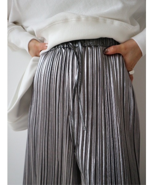 TRUNC（トランクエイティーエイト）の「Pleated Foil Pants（その他パンツ・レディース・シルバー/チャコールグレー・FREE）」の10枚目の写真
