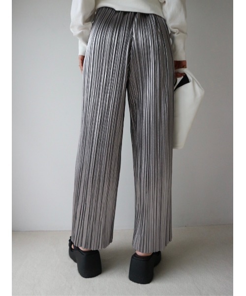 TRUNC（トランクエイティーエイト）の「Pleated Foil Pants（その他パンツ・レディース・シルバー/チャコールグレー・FREE）」の9枚目の写真
