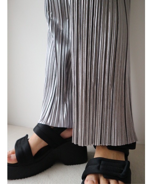 TRUNC（トランクエイティーエイト）の「Pleated Foil Pants（その他パンツ・レディース・シルバー/チャコールグレー・FREE）」の11枚目の写真