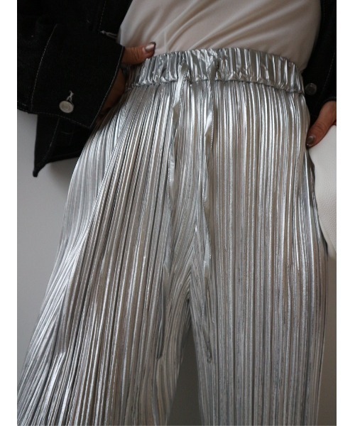 TRUNC（トランクエイティーエイト）の「Pleated Foil Pants（その他パンツ・レディース・シルバー/チャコールグレー・FREE）」の6枚目の写真