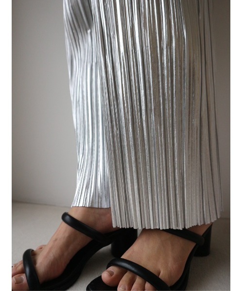 TRUNC（トランクエイティーエイト）の「Pleated Foil Pants（その他パンツ・レディース・シルバー/チャコールグレー・FREE）」の7枚目の写真