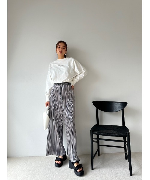 TRUNC（トランクエイティーエイト）の「Pleated Foil Pants（その他パンツ・レディース・シルバー/チャコールグレー・FREE）」の13枚目の写真