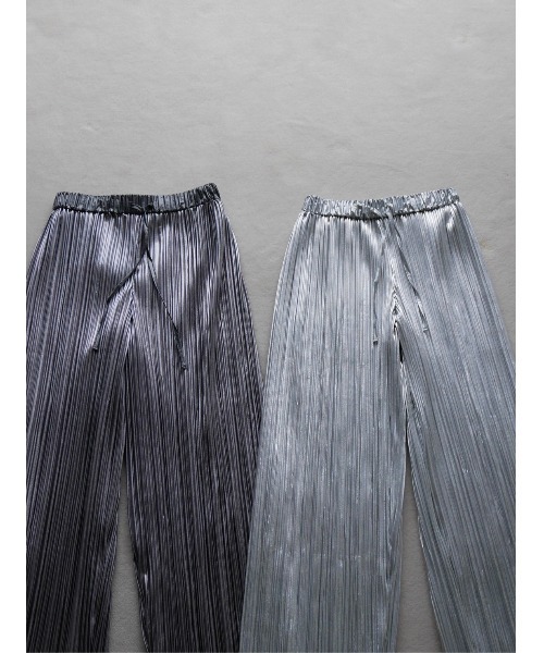 TRUNC（トランクエイティーエイト）の「Pleated Foil Pants（その他パンツ・レディース・シルバー/チャコールグレー・FREE）」の18枚目の写真