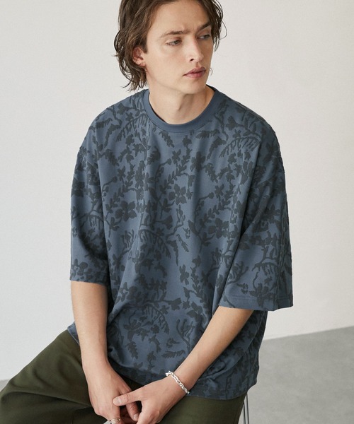 EMMA CLOTHES（エマクローズ）の「ジャガードアブストラクト/リーフ ルーズS/Sカットソー EMMA CLOTHES 2024SS（Tシャツ/カットソー・メンズ・グレイッシュブルー/ワイン/チャコール/ブラック/アイボリー・L/M）」の4枚目の写真