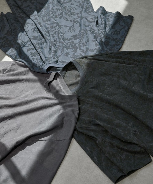 EMMA CLOTHES（エマクローズ）の「ジャガードアブストラクト/リーフ ルーズS/Sカットソー EMMA CLOTHES 2024SS（Tシャツ/カットソー・メンズ・グレイッシュブルー/ワイン/チャコール/ブラック/アイボリー・L/M）」の7枚目の写真