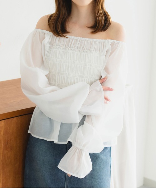 fupel（フぺル）の「オフショルシャーリングブラウス（シャツ/ブラウス・レディース・オフホワイト/グレイッシュベージュ・FREE）」の2枚目の写真