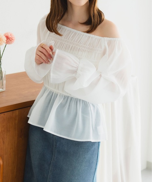 fupel（フぺル）の「オフショルシャーリングブラウス（シャツ/ブラウス・レディース・オフホワイト/グレイッシュベージュ・FREE）」の7枚目の写真