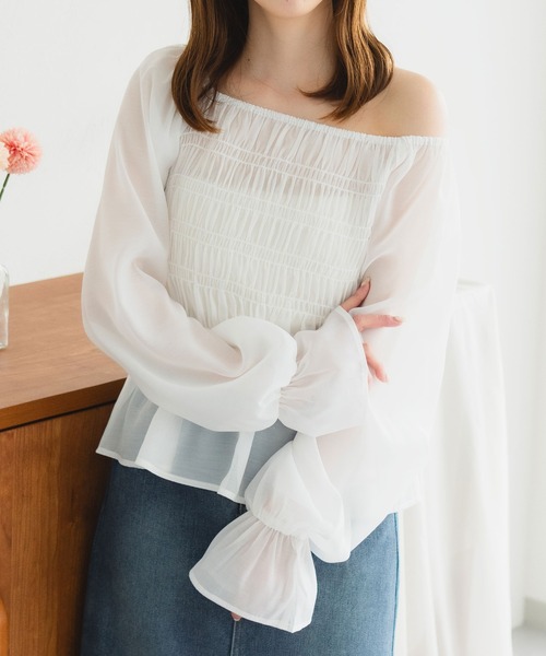 fupel（フぺル）の「オフショルシャーリングブラウス（シャツ/ブラウス・レディース・オフホワイト/グレイッシュベージュ・FREE）」の6枚目の写真