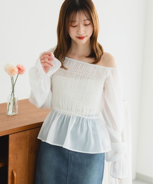 fupel（フぺル）の「オフショルシャーリングブラウス（シャツ/ブラウス・レディース・オフホワイト/グレイッシュベージュ・FREE）」の8枚目の写真