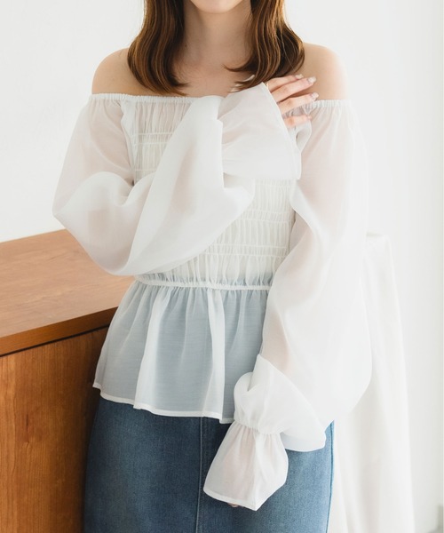 fupel（フぺル）の「オフショルシャーリングブラウス（シャツ/ブラウス・レディース・オフホワイト/グレイッシュベージュ・FREE）」の4枚目の写真
