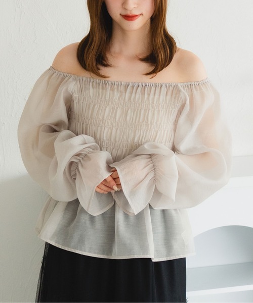 fupel（フぺル）の「オフショルシャーリングブラウス（シャツ/ブラウス・レディース・オフホワイト/グレイッシュベージュ・FREE）」の14枚目の写真