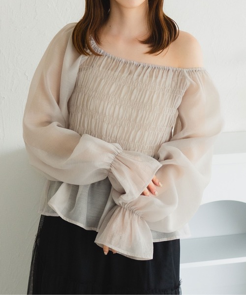 fupel（フぺル）の「オフショルシャーリングブラウス（シャツ/ブラウス・レディース・オフホワイト/グレイッシュベージュ・FREE）」の16枚目の写真