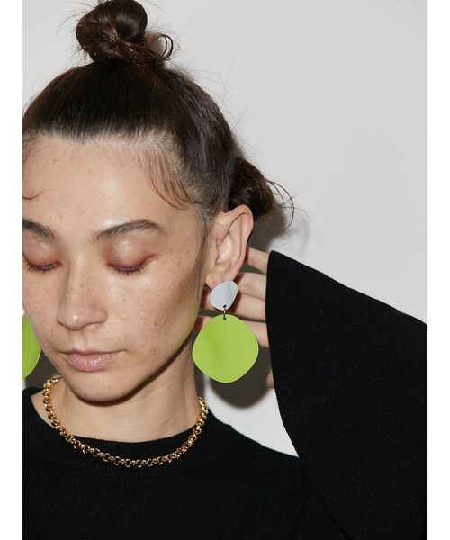 UN3D.アンスリード カラーリングピアス　ホワイト MELT WAVE EARRING | UN3D./アンスリード | 三越
