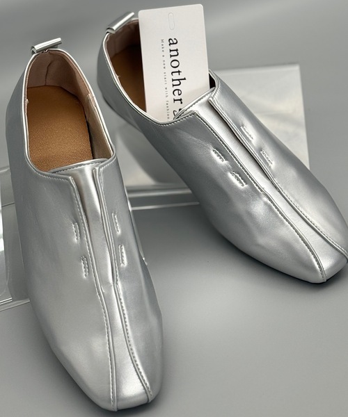 ANOTHER S（アナザーエス）の「ポインテッドトゥメタリックローファー（ローファー・レディース・ブラック/アイボリー/シルバー・37/39/38）」の4枚目の写真