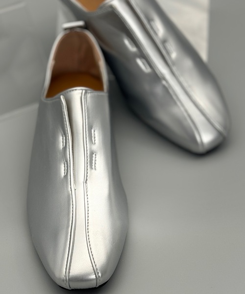 ANOTHER S（アナザーエス）の「ポインテッドトゥメタリックローファー（ローファー・レディース・ブラック/アイボリー/シルバー・37/39/38）」の6枚目の写真